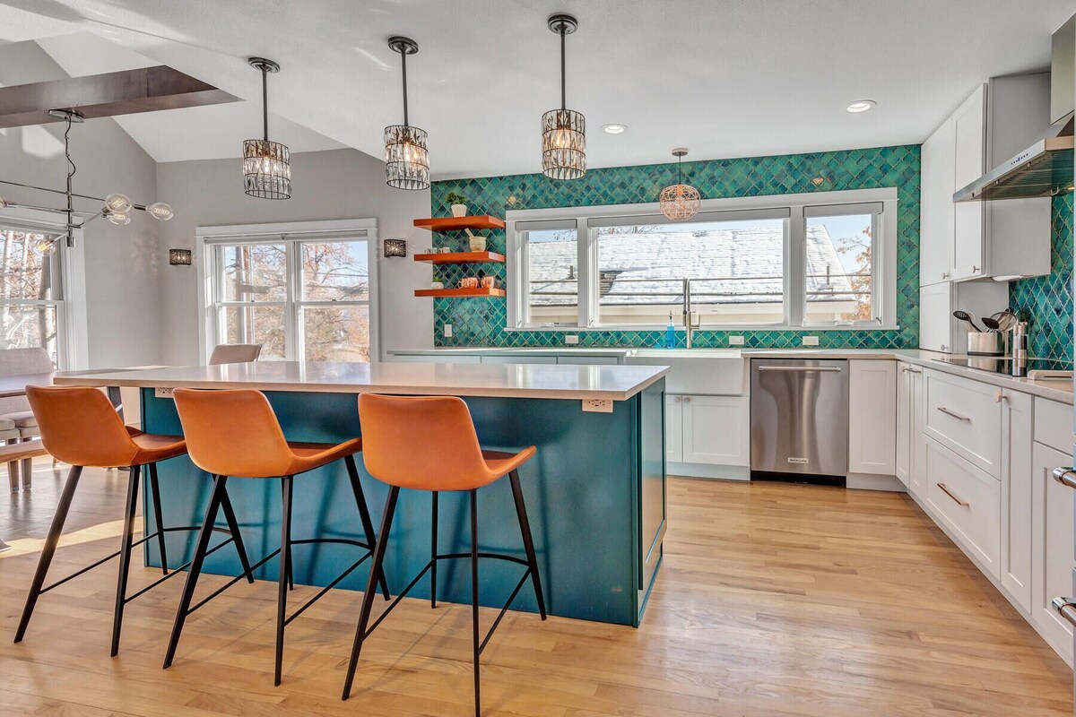 Light Filled Home with Flatiron Views. Walk to Pearl Street Mall