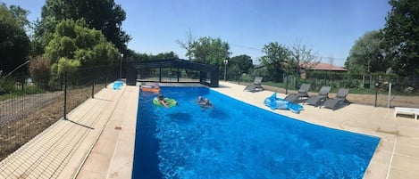 la piscine située dans la propriété à 250m du gîte.