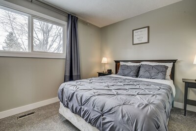 Equipped & Comfortable Home * Edmonton Fast WiFi *