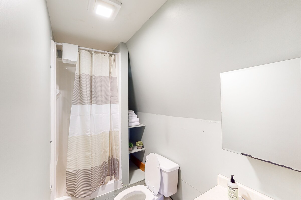 Secluded home surrounded by woodland w/kitchenette, free WiFi – near trails