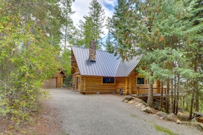 Cabin Exterior | Driveway Parking (2 Vehicles)