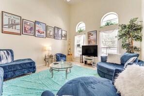 Main Living Space | Smart TV | DVD Player