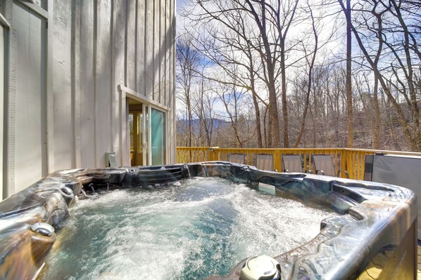 Gatlinburg Vacation Rental | 3BR | 3BA | Step-Free Entry | 2,000 Sq Ft