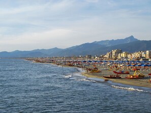 L'Eau, Nuage, Ciel, Montagne, Bateau, Cotiers Et Relief Océaniques, Horizon, Paysage, Ville