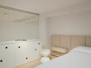 Möbel, Badezimmerschrank, Gebäude, Komfort, Interior Design, Holz, Badezimmer, Armatur, Fussboden, Flooring