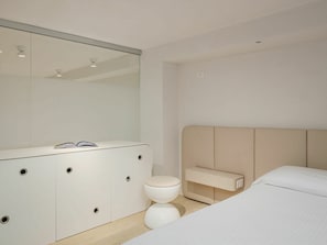 Möbel, Badezimmerschrank, Gebäude, Komfort, Interior Design, Holz, Badezimmer, Armatur, Fussboden, Flooring