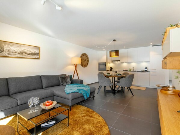 Table, Couch, Furniture, Property, Picture Frame, Building, Wood, Interior Design, Flooring, Floor