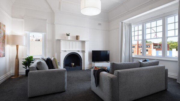 1913 Living room by Daylesford Country Retreats