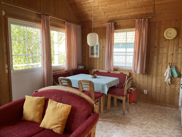 Möbel, Eigentum, Fenster, Holz, Textil, Interior Design, Komfort, Tabelle, Fussboden, Schatten