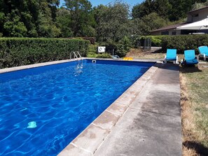 la piscine suitée à 10 mètres a l'arrière du gite