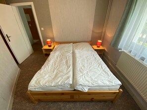 Schlafzimmer mit Doppelbett und Etagenbett