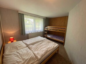 Schlafzimmer mit Doppelbett und Etagenbett