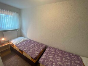 Schlafzimmer mit 2 Einzelbetten