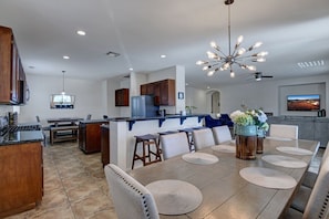 Open and bright dining area with plenty of sitting .