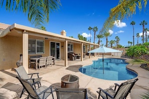 Relaxing Salt Water Pool with Spa, firepit and bbq.