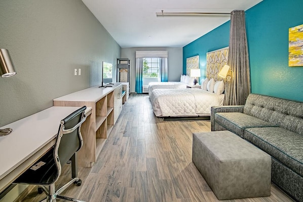 Modern Queen Hotel Suite image 1