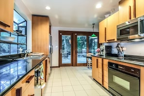 Fully equipped kitchen - coffee, spices/oil & vinegar provided