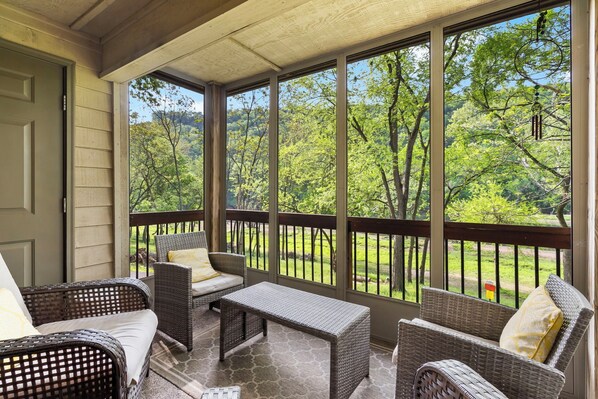 Covered Deck-Lake Taneycomo View