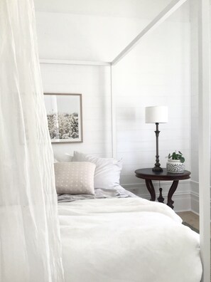 Four poster queen bed