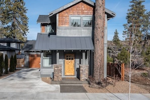 Beautiful new home within minutes of downtown and Mt. Bachelor