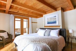 03 bayfield cedar chalet mainfloor master bedroom