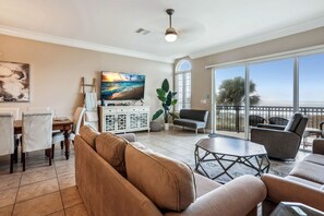 Main level - Living room