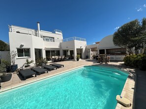 Terrasse extérieure avec piscine et cuisine d’été (rdc)