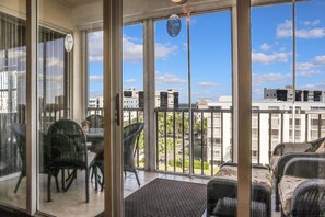 Huge screened in lanai for dining and relaxing