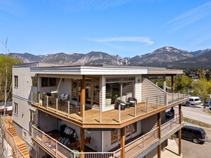 3-level, corner-unit duplex with multiple balcony spaces with mountain & lake views.