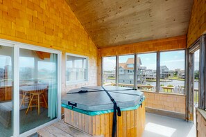 Indoor spa tub