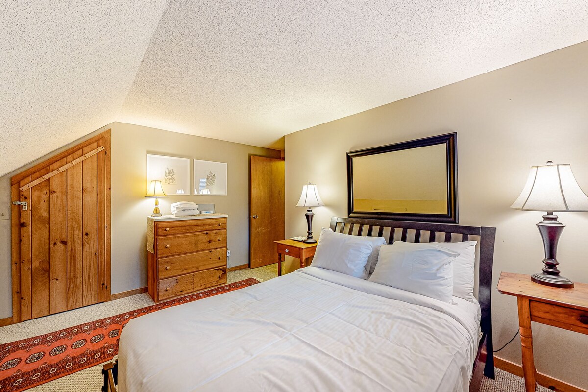 Stunning mountain duplex with full kitchen, deck, game room, W/D & WiFi