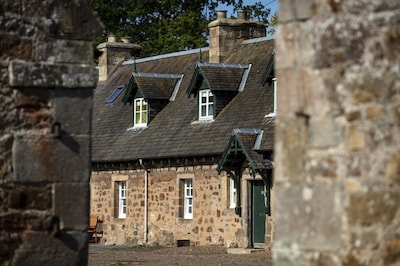 Chestnut Cottage - a charming traditional stone cottage with 2 bedrooms on Arniston Estate