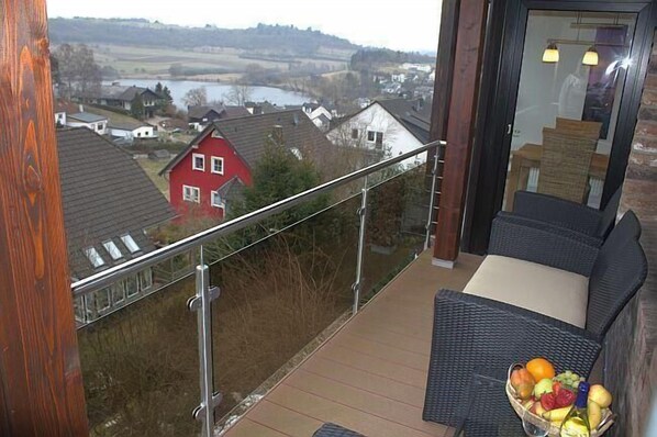Ferienwohnung Seeblick, Balkon mit Balkonmöbeln, Richtung See