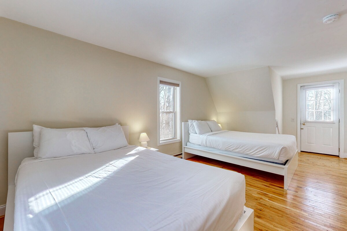 Dog-friendly home with large deck, AC, grill, fireplace & beach access