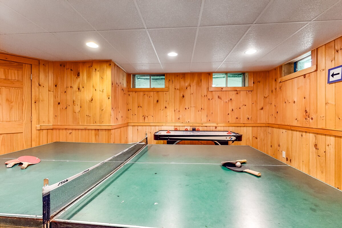 Updated townhouse near Story Land w/central AC, pool, game room, & free WiFi