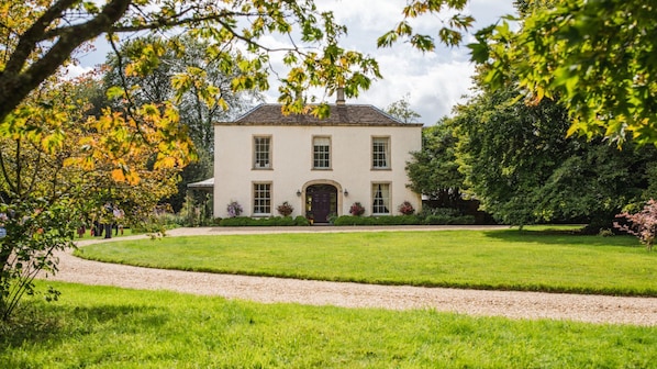 Entrance, Kingscote Park House, Bolthole Retreats