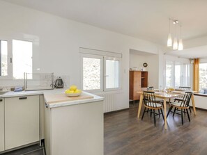Meubles, Design Intérieur, Sol, Bois, Sol, Cuisine, Comptoir, Plafond, Table Cuisine Et Salle A Manger, Domicile