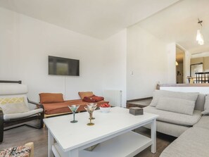 Meubles, Design Intérieur, Canapé, Sol, Sol, Bois, Plafond, Pièce, Salon, Table