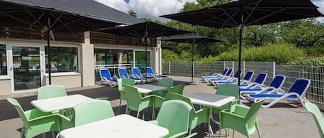 Eigendom, Schaduw, Restaurant, Architectuur, Vrije Tijd, Tafel, Gebouw, Toevlucht, Canopy, Onroerend Goed