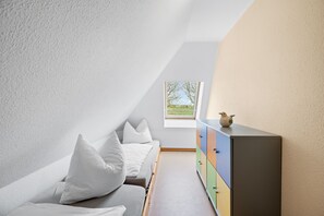 Schlafbereich im Dachgeschoss der Maisonette mit zwei Einzelbetten