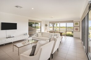 INTO THE BLUE BEACHFRONT BUSSELTON HOLIDAY HOME 