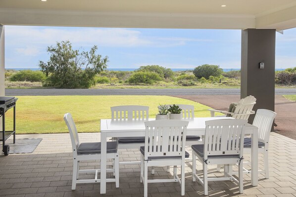 INTO THE BLUE BEACHFRONT BUSSELTON HOLIDAY HOME 