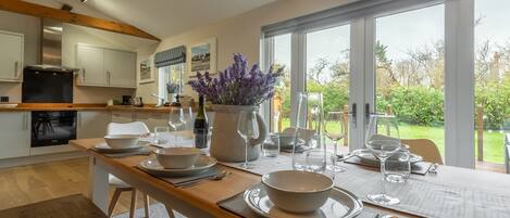 Willow Lodge, Holme-next-the-Sea: Dining area with garden views
