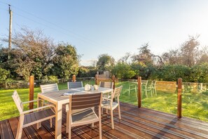 Willow Lodge, Holme-next-the-Sea: Take a seat and enjoy outside dining
