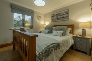 Willow Lodge, Holme-next-the-Sea: Master bedroom with king-size bed