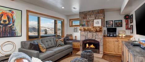 Bear Hollow 5534B: Cozy ambiance with a fireplace and a comfortable sofa set.