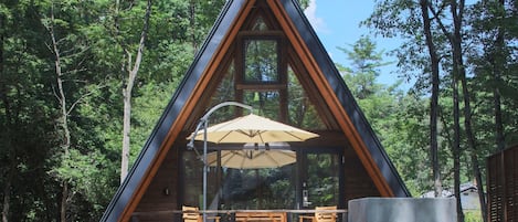 ・[Atrium type/exterior] A villa with a lovely triangular roof. Spend your time freely in the woods
