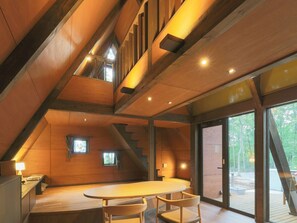 ・[Second floor suspension bridge type/living room] A space with an open atrium. Please spend a relaxing time surrounded by the scent of wood.