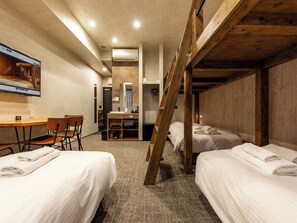 Room for up to 5 people ★ Table and bathtub included