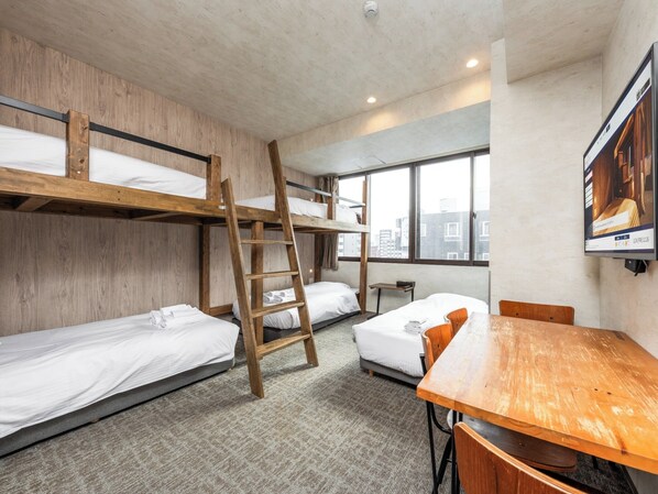 Room for up to 5 people ★ Table and bathtub included